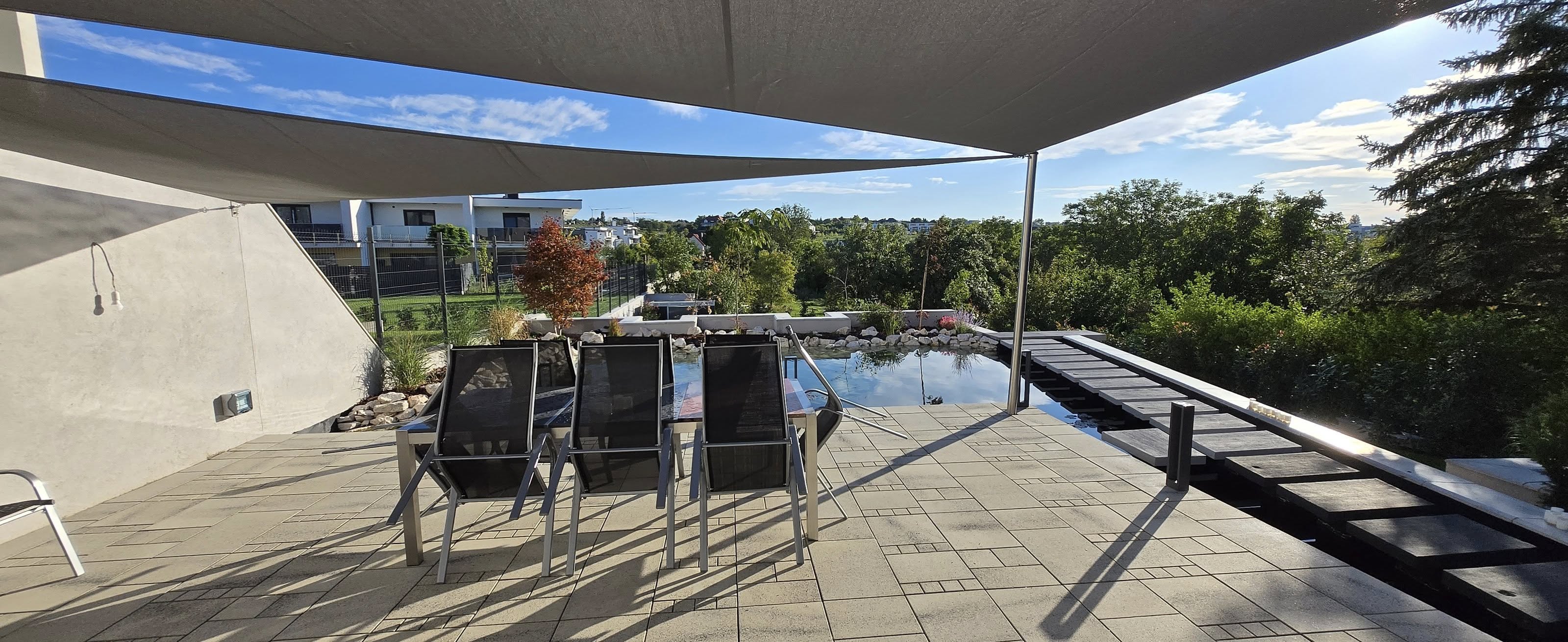 Kerti tó építés vagy fürdőtó kivitelezés? A természet élménye a saját kertedben