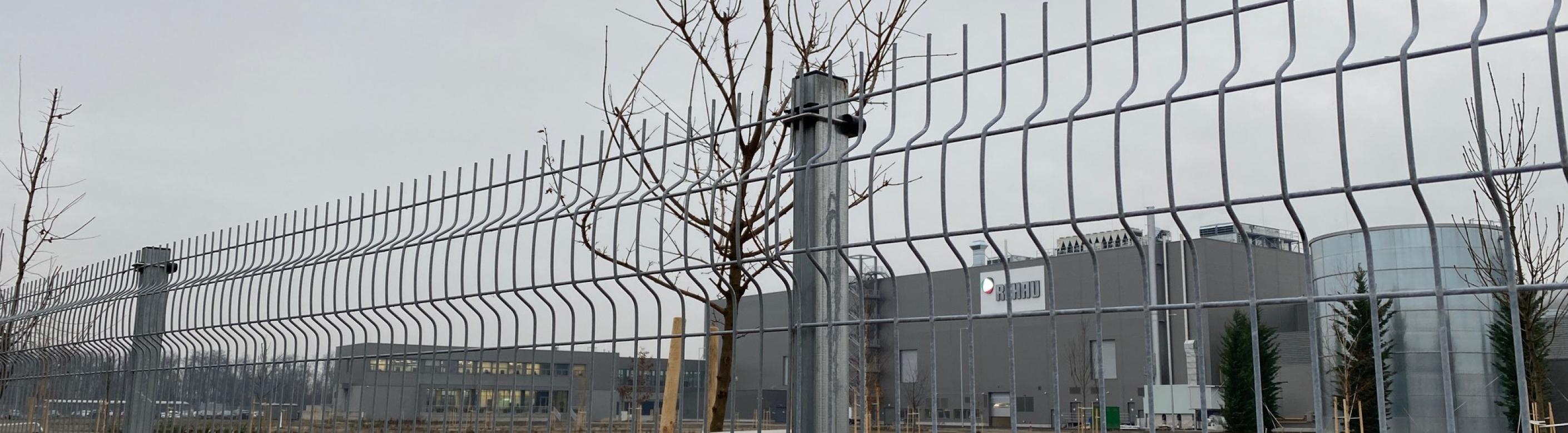 Ipari kerítés építés: biztonság, funkció és arculat egy rendszerben