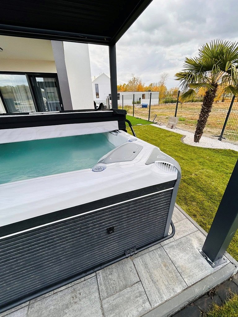 Jakuzzi a kertben: négyévszakos luxus a mindennapokr