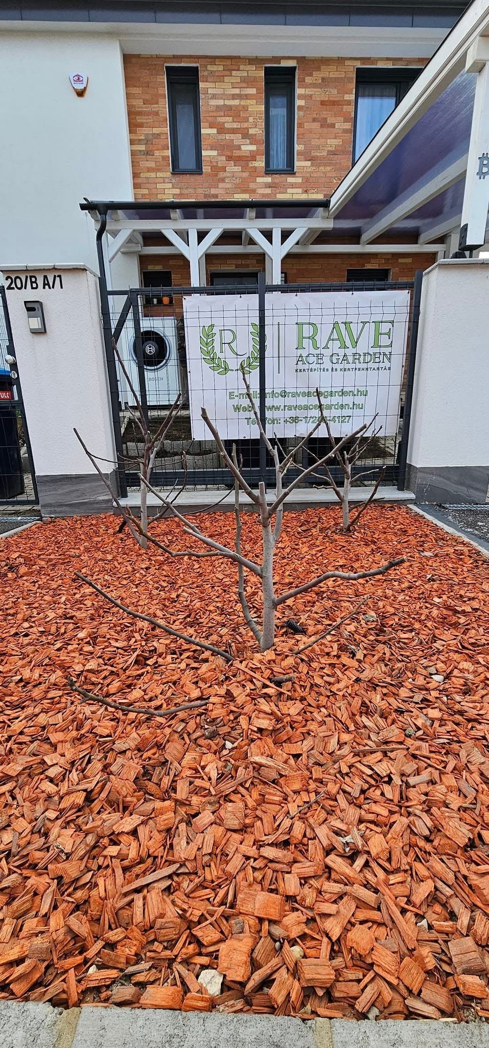 Kerítésépítés szakértőkkel: amikor a kerítés nem csak egy határ, hanem a kert része