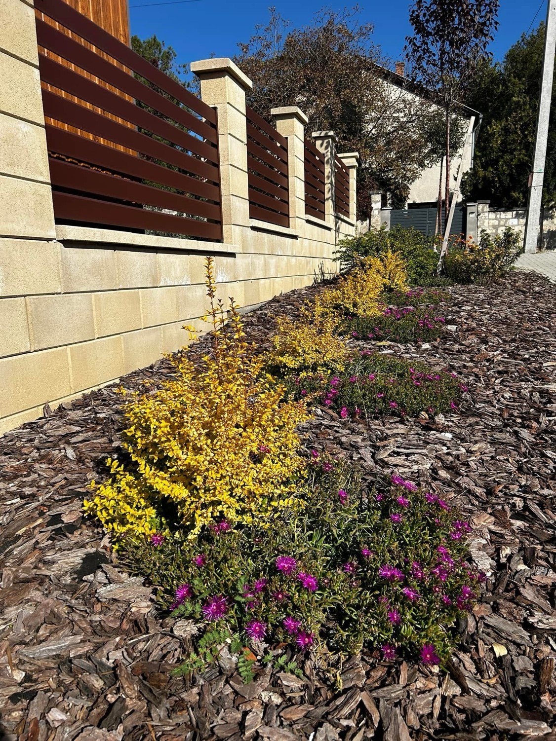 Kerítésépítés szakértőkkel: amikor a kerítés nem csak egy határ, hanem a kert része