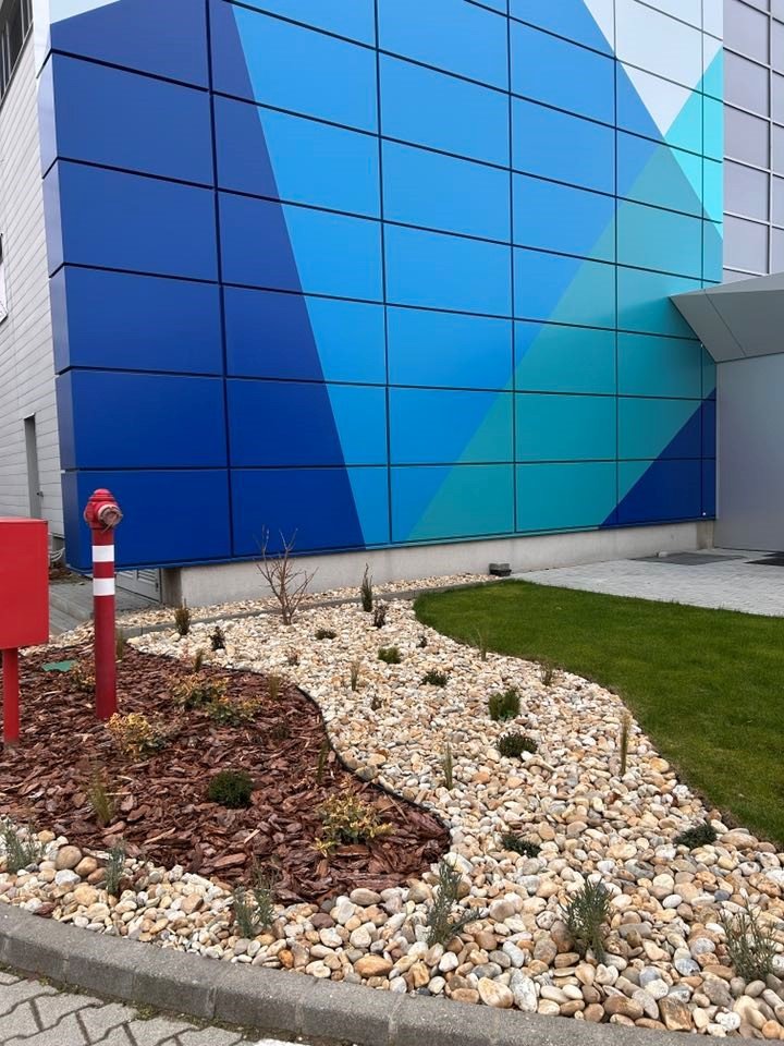 Igényes környezet és gondozásmentes kert kialakítása ipari és logisztikai területeke