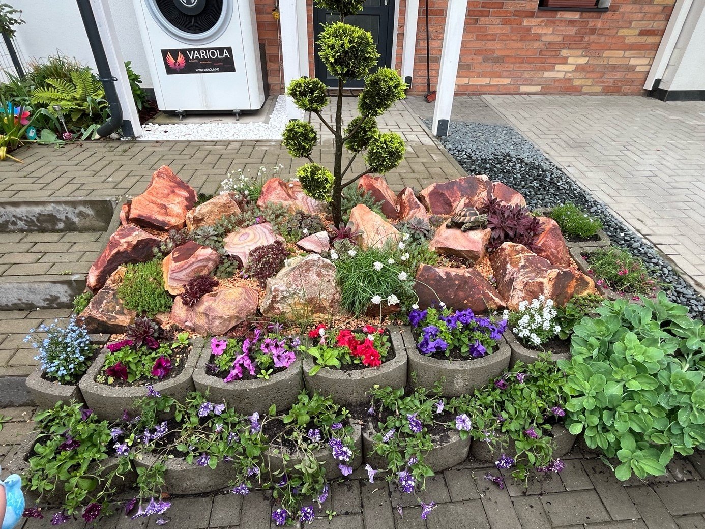 Mit telepítsünk a hőszivattyú elé? Például sziklakertet